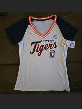 MLB Campus Lifestyle Detroit Tigers Ladies V-Neck Mesh Tee Size Large